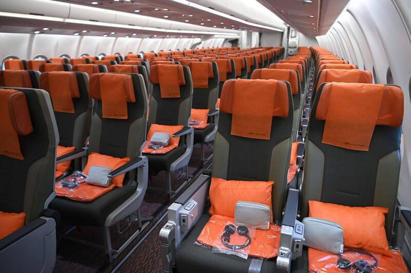 若飞机引擎密封零件损坏，高温机油中的磷酸三甲苯等毒素便会随空调渗入机舱，示意图。（彭博）