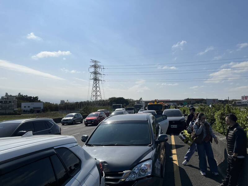 国道一号彰化路段8车连环撞，8人轻伤送医。（民众提供）