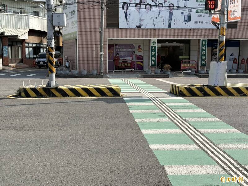 地方建议彰南路庇护岛，或可比照秀传前的庇护岛「加宽加大」。（记者汤世名摄）