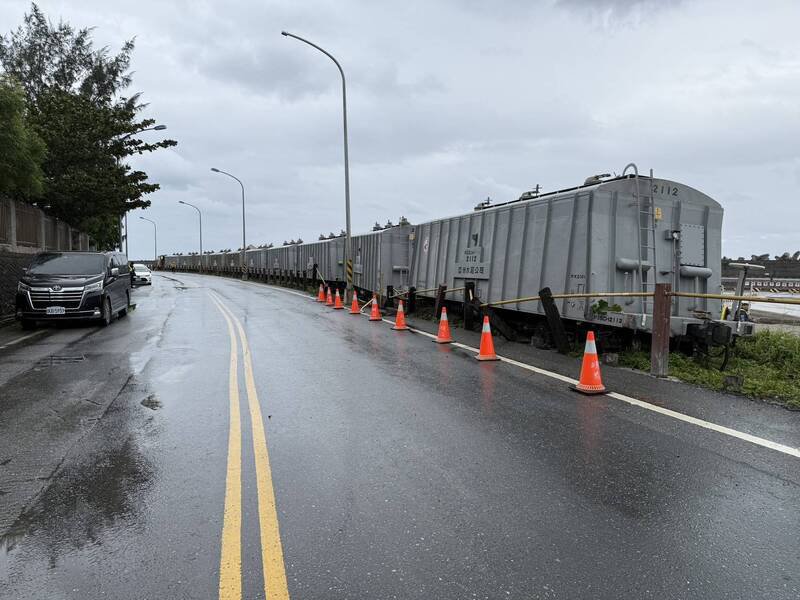 花莲港临港线铁路发生水泥货运列车出轨事故。（花莲港务警察总队提供）
