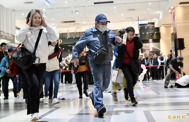 为强化防灾韧性，台北捷运市政府站及市府转运站26日进行危安演练，模拟歹徒丢掷汽油弹、无差别攻击的应变处置。（记者罗沛德摄）