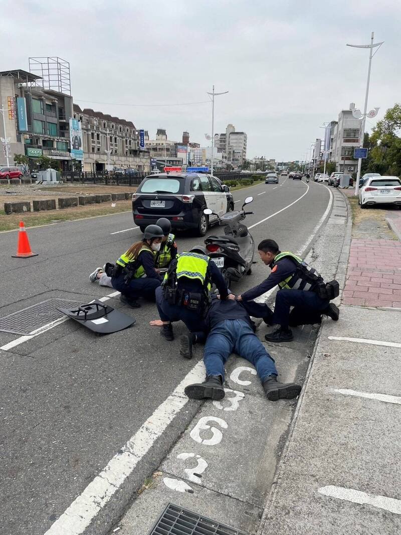 嘉义市警方今演练在高铁大道一带逮捕抢匪，过程逼真。（警方提供）