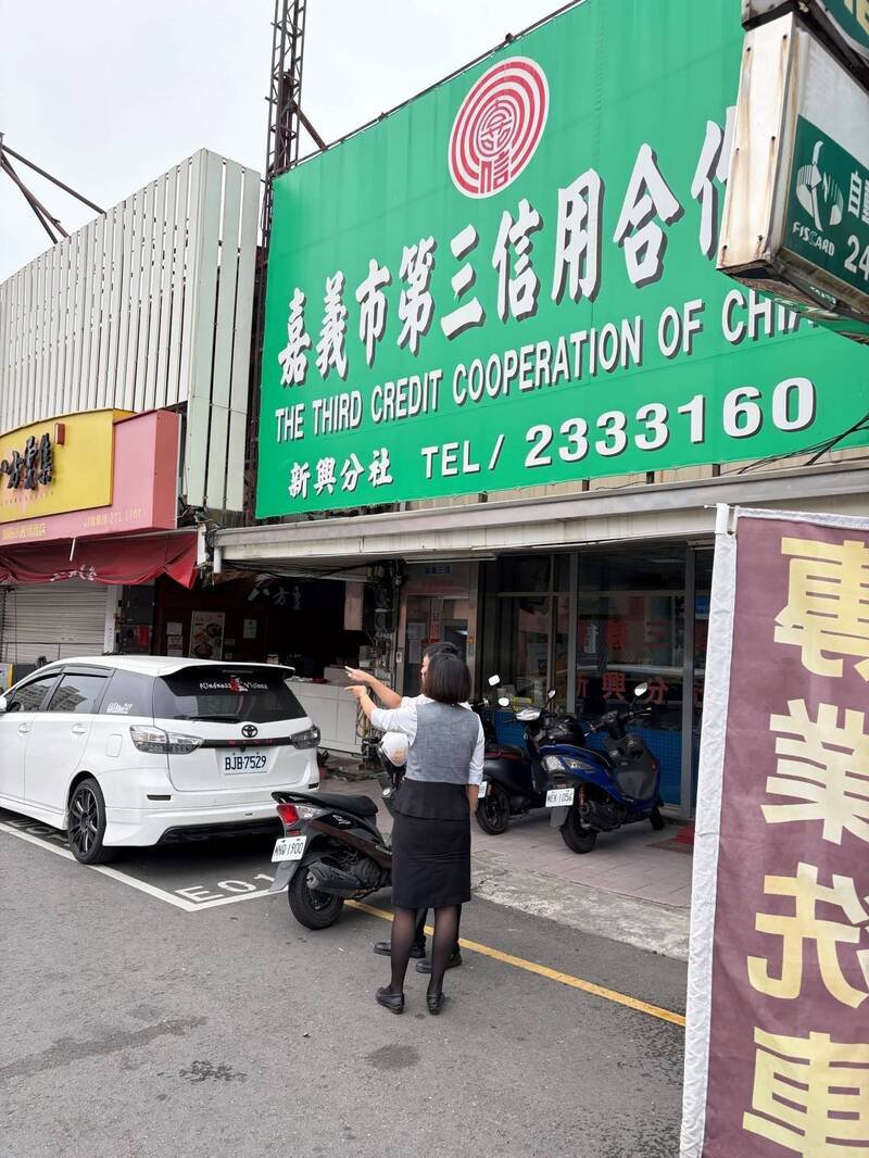 嘉义市警方举行防抢演练，携手信用合作社加强即时应变能力。（警方提供）