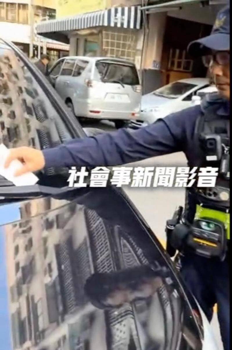 台中市一名男子26日检举违停，但自己也因占用道路遭开单将影片上网求公评。（撷自社会事新闻影音）