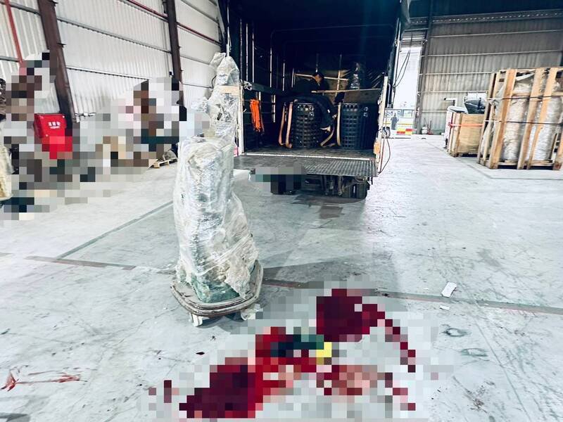 搬运水晶洞过程中不慎倒下压死工人，现场留有清晰血迹。（记者徐圣伦翻摄）