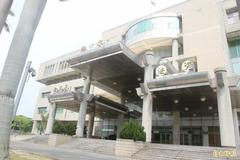 男子无照闯红灯撞死骑士，法官依过失致死罪判处李男有期徒刑2年。图为苗栗地院。（资料照）