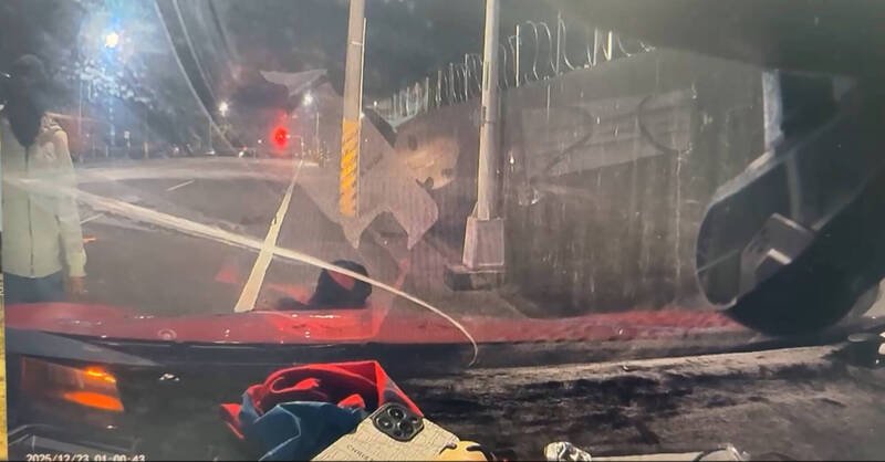 黄、吴2嫌戴黑色头罩及手套，并用胶带遮住车牌，尾随行抢。（记者刘婉君翻摄）