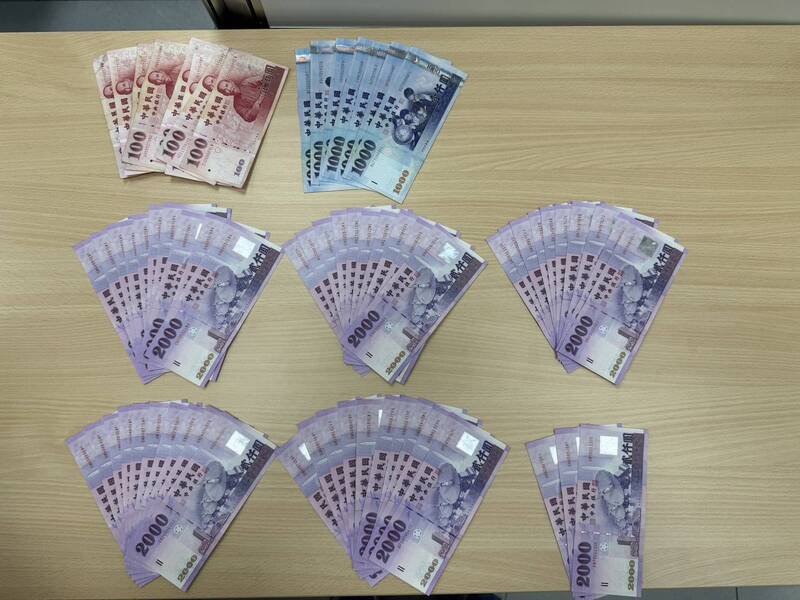 检警逮捕范男时，查获范男所有的无线电及赃款。（记者郑淑婷翻摄）