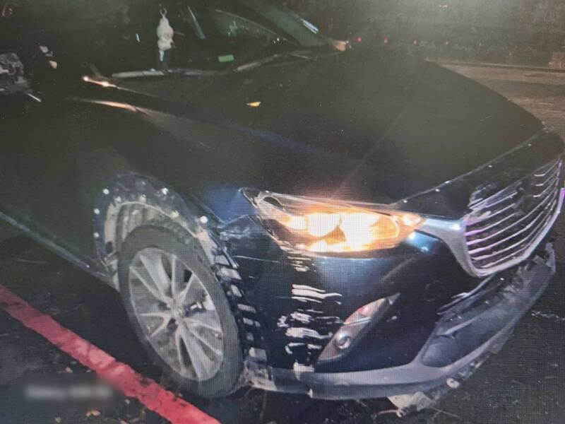 苏姓男子的轿车车头毁损。（警方提供）