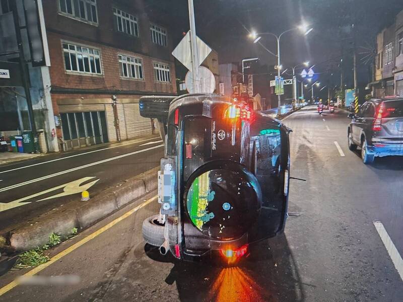 李姓男子酒后驾车自撞中央分隔岛后侧翻。（警方提供）