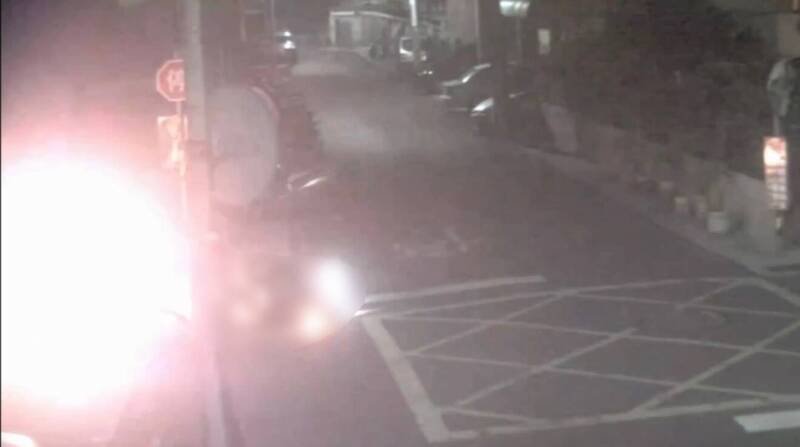 林蔡男与吴男发生车祸后，机车起火燃烧，烧成一团火球，当场活活烧死，令人怵目惊心。（民众提供）