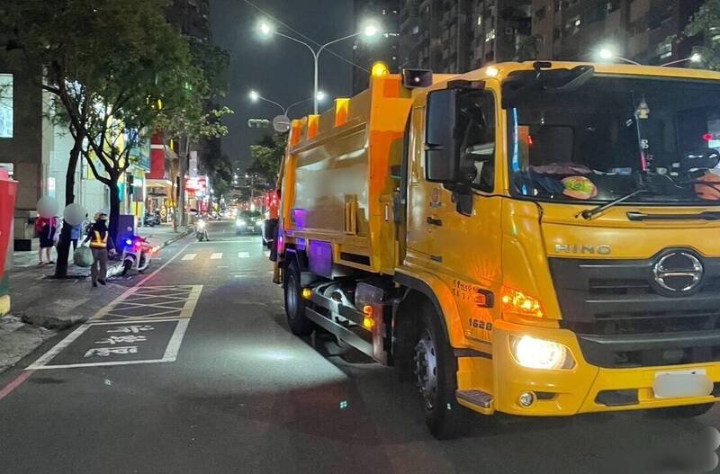 保全被环保局垃圾车撞倒后宣告不治。（读者提供）