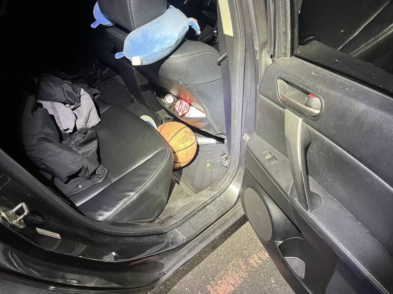 警方在犯嫌车内查扣铝制球棒等证物。（记者郑淑婷翻摄）