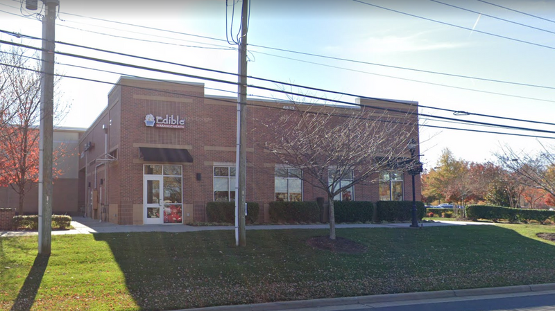 美国北卡州水果篮商店26日传出枪响，导致2名警察受到重伤。图为事发门市。（图撷自Google街景）