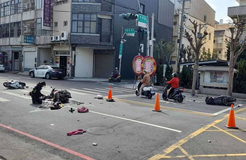 3辆机车在和美消防分队前离奇互撞。（图由消防局提供）