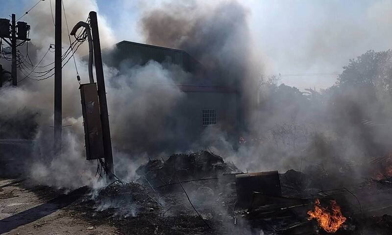 花坛今天下午发生杂草与废弃物火灾，浓烟窜天。（图由消防局提供）