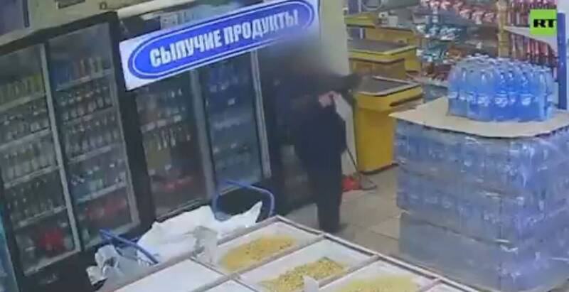 枪手持枪在超市内不断开枪，货架上的各种货品都被枪手损毁。（图撷取自 X） 