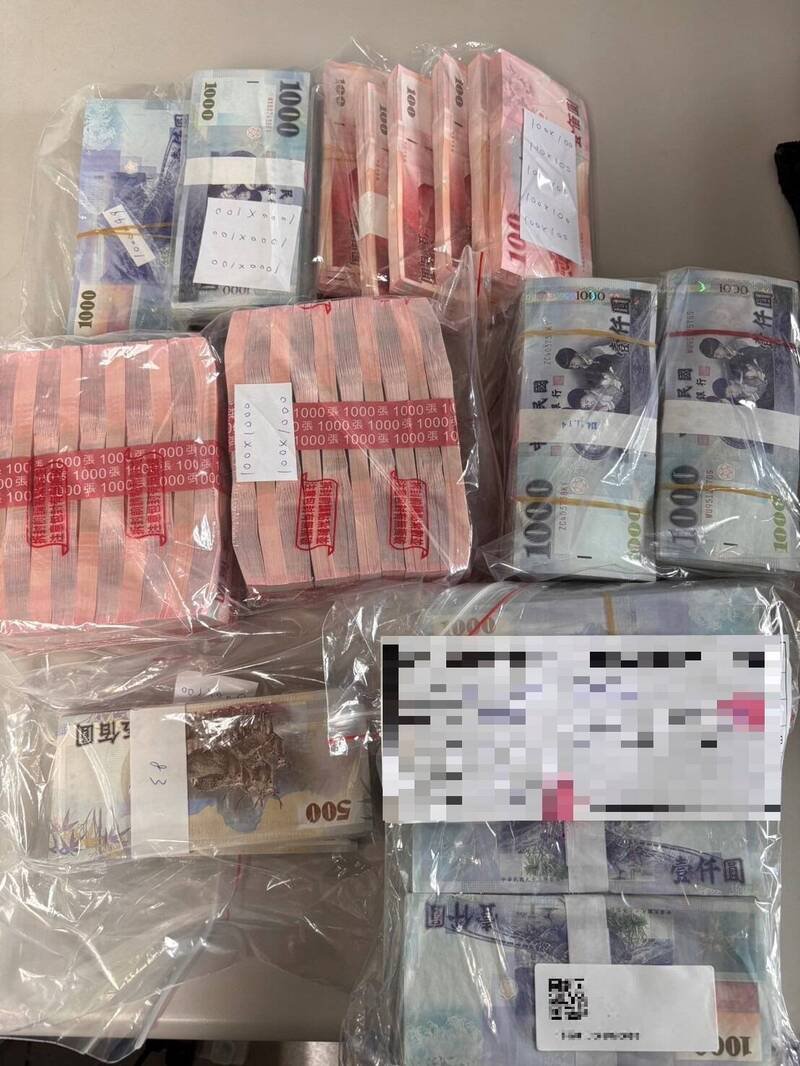 调查局执行今年第4波扩大打诈同步专案，搜索现场查扣现金。（调查局提供）