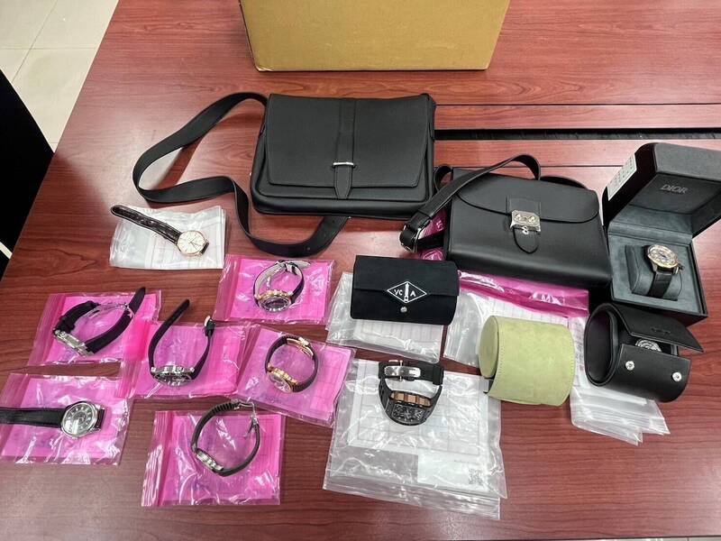 调查局执行今年第4波扩大打诈同步专案，查扣名表及名牌包。（调查局提供）