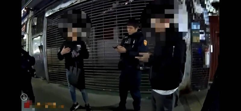 新北市警三重分局获报虚拟币投资纠纷，到场带回被害人及许姓车手（右），赫见是投资诈骗同伙，查扣150万元现金及手机，依法送办。（记者吴仁捷翻摄）