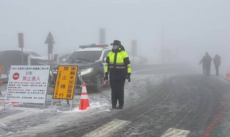 南投县警局仁爱警分局翠峰派出所萧姓女警，在雪地执勤画面被PO上网后，引发近万名网友按赞。（图撷取脸书「中横路况交通资讯站」）