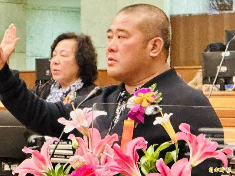 图为因中华职棒假球赌博案名名噪一时的「雨刷」蔡政宜，宣誓就任嘉义县议员。（资料照，记者蔡宗勋摄）