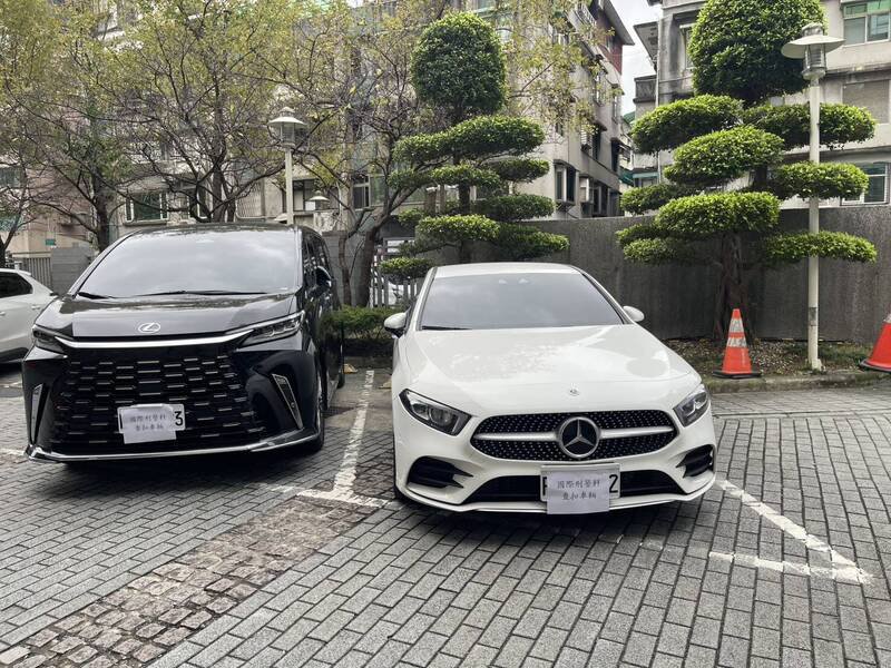 警方另查扣2辆租赁豪车。（记者姚岳宏翻摄）