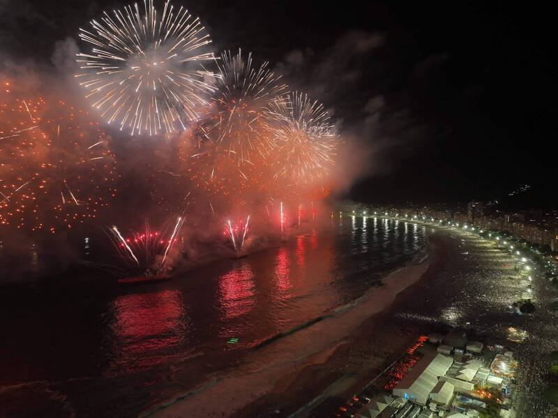 巴西里约热内卢的科帕卡巴纳海滩跨年烟火秀享誉全球。里约市政府于30日正式获金氏世界纪录认证为「全球最大跨年庆祝活动」。图为往年跨年夜，璀璨烟火照亮挤满人潮的科帕卡巴纳海岸线。（法新社资料照）