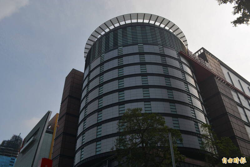 台中新光三越中港店今年2月发生气爆案，造成5 死 38 伤惨剧，台中地检署今天依过失致死等罪嫌，起诉中港店许姓店长等13人。（记者陈建志摄）