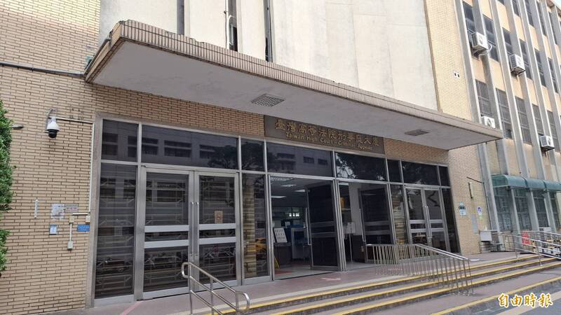 有70多次无照驾驶纪录的黄姓男子，不仅毒驾，还飙速逆向撞死新北警员，一审重判18年半，高院今撤销发回新北地院更审。这是二审撤销国民法官判决的首例。（记者杨国文摄）#