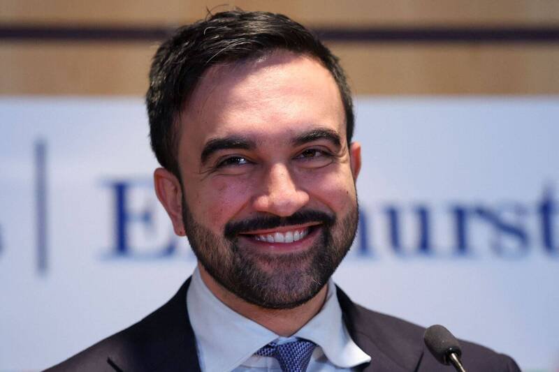 将于2026年1月1日宣誓就职的美国纽约市长当选人曼达尼，30日在纽约市皇后区的1家医院的记者会上发言。（法新社）