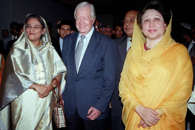 2001年8月，美国前总统卡特（中）访问孟加拉首府达卡时，与当时两位政坛死对头吉亚及哈希纳（Sheikh Hasina，左）罕见同框的历史画面。（法新社资料照）