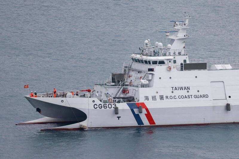 中国发动「正义使命-2025」军演，共军舰艇首度闯入台湾24海浬邻接区，挑衅意味浓厚。图为台湾海巡署舰艇在海上监控共军动向，随著演习进入尾声，相关船只正缓慢驶离。（欧新社）