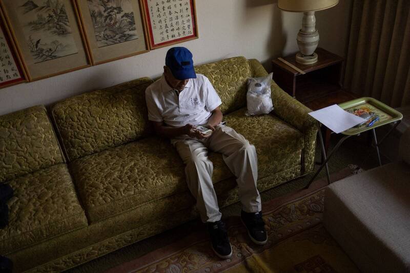 两名台湾男子透过社群平台，试图诈骗日本长崎县一名7旬老翁，近日接连被警方逮捕。示意图，图中人物与新闻事件无关。（路透社）