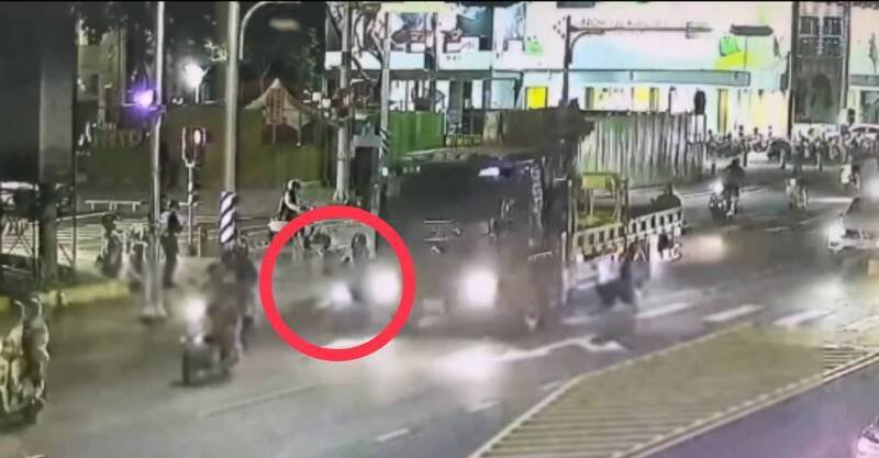 大货车擦撞机车酿悲剧。（读者提供）