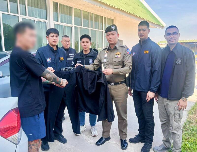 芭达雅警方逮捕持刀伤害酒吧保全的中国籍男子。（撷取自芭达雅观光警察脸书粉专）