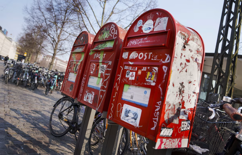 丹麦国营邮政（PostNord）于30日递送最后一批信件后，将正式终止长达400年的信件递送服务。图为丹麦街头的红色邮筒，自6月起已陆续被拆除并拍卖。（欧新社资料照）