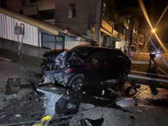 一撞代价近百万！过弯不及铲倒红绿灯 新车报废还要赔号志维修费