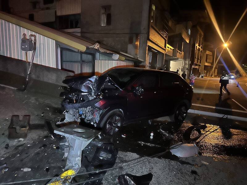 休旅车铲倒红绿灯，车头全毁。（图由警方提供）