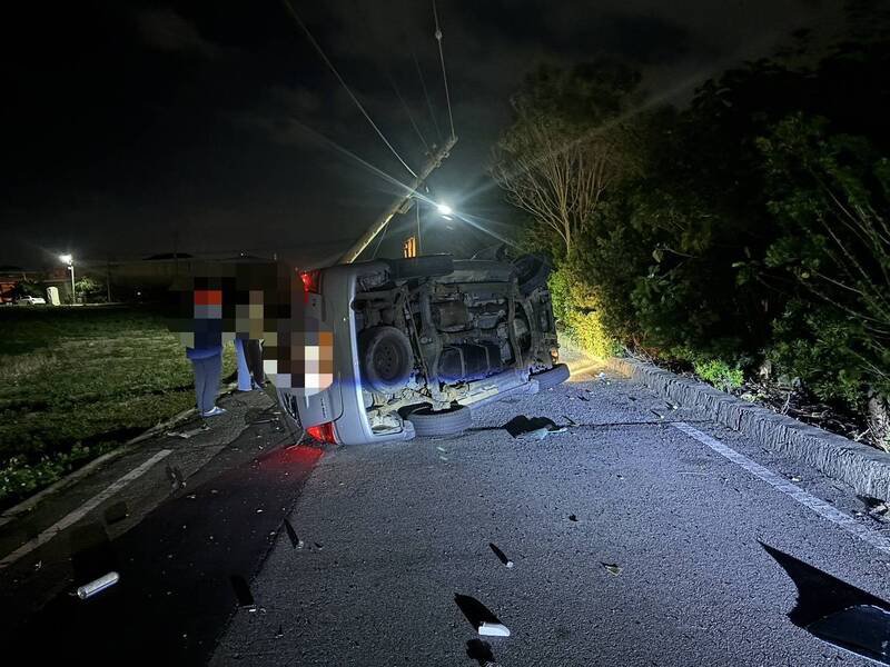 车辆失控撞电杆，驾驶蔡男称闪狗不及肇事。（民众提供）