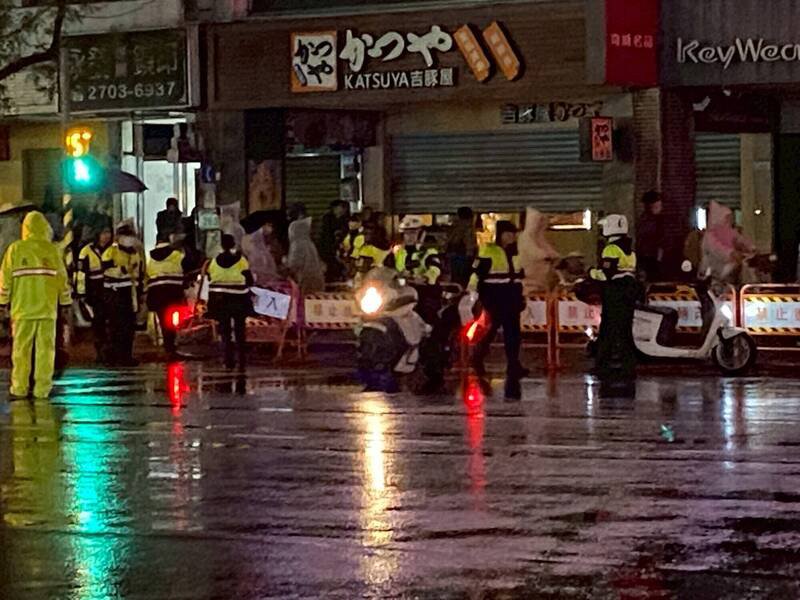 为了让市民安心迎接新的一年，警方特别针对捷运站与重要商圈强化即时应处能力。（记者郑景议翻摄）