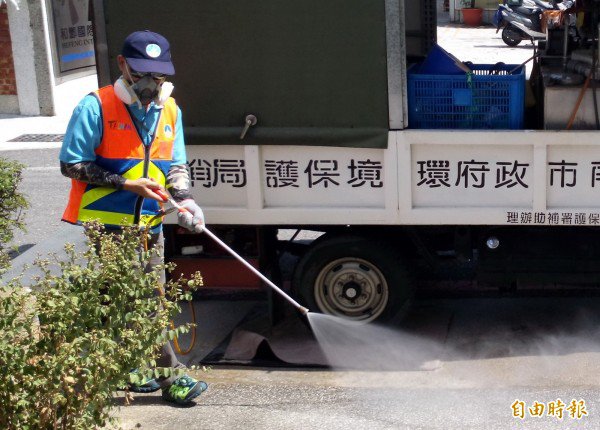 南市登革热蠢蠢欲动，环保局启动预警式喷药。（记者蔡文居摄）