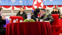 金正恩携爱女跨年互动超亲密 惊见「捧脸亲吻」惊人画面