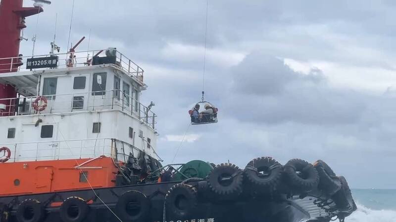 台船拖船上伤者由空勤吊挂上直升机。（民众提供）