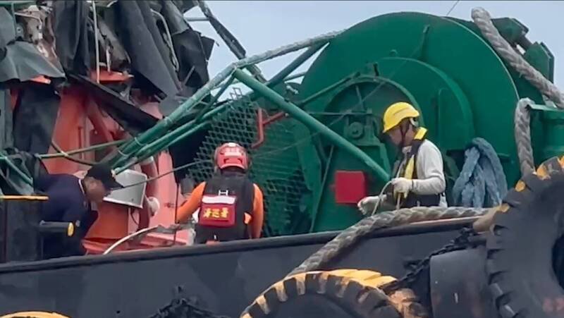 台船接驳船伤者吊挂。（海巡署岸巡一二大队提供）