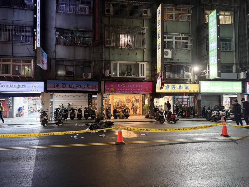 新北市三重1日晚惊传行人与机车车祸，造成妇人命危。（记者吴仁捷翻摄）