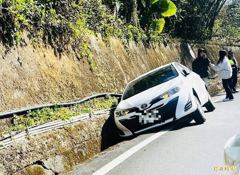 阿里山公路发生多起疑似看日出后疲劳驾驶撞进水沟事故。（记者蔡宗勋摄）
