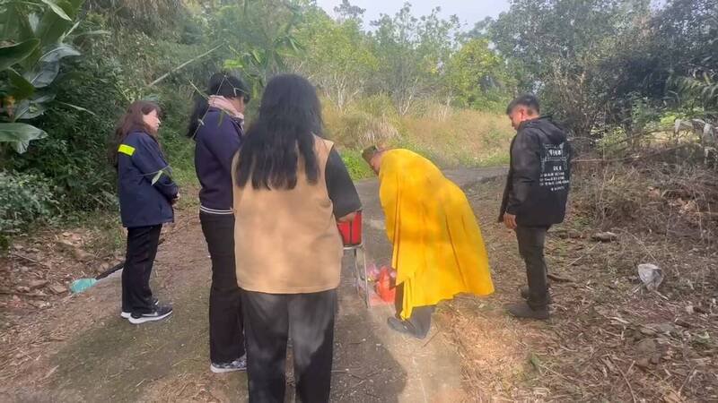 女方家属今天早上到大禹公墓山区招魂。（民众提供）