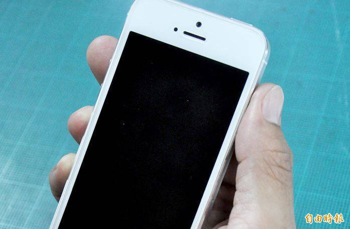 一名男子捡到手机归还失主后，希望索取10%的酬谢金；示意图。（资料照）