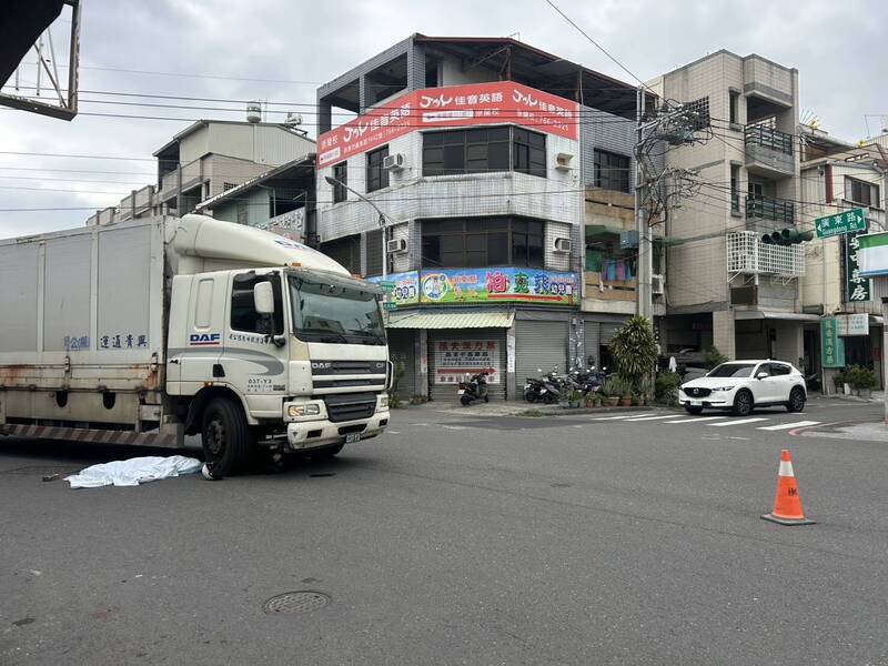 大货车疑因内轮差辗毙骑微型二轮车的妇人。（民众提供）